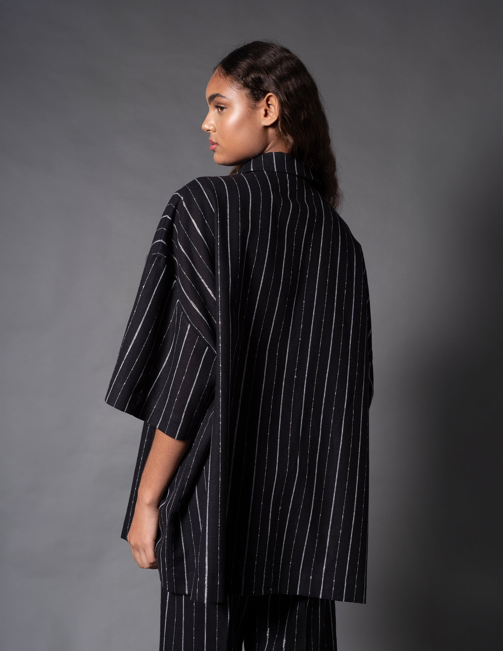 CAMISA PREÁ OVERSIZED RISCA DE GIZ