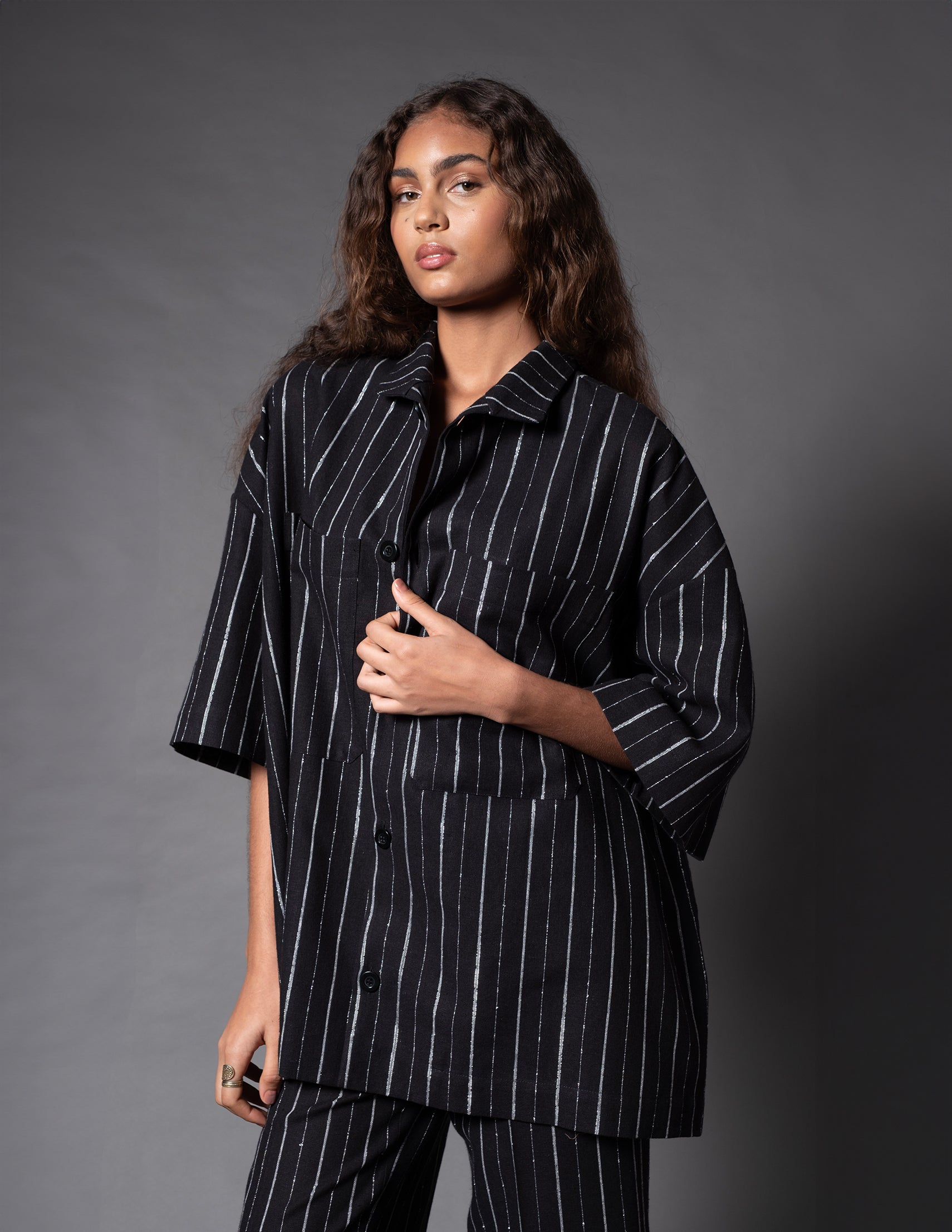 CAMISA PREÁ OVERSIZED RISCA DE GIZ
