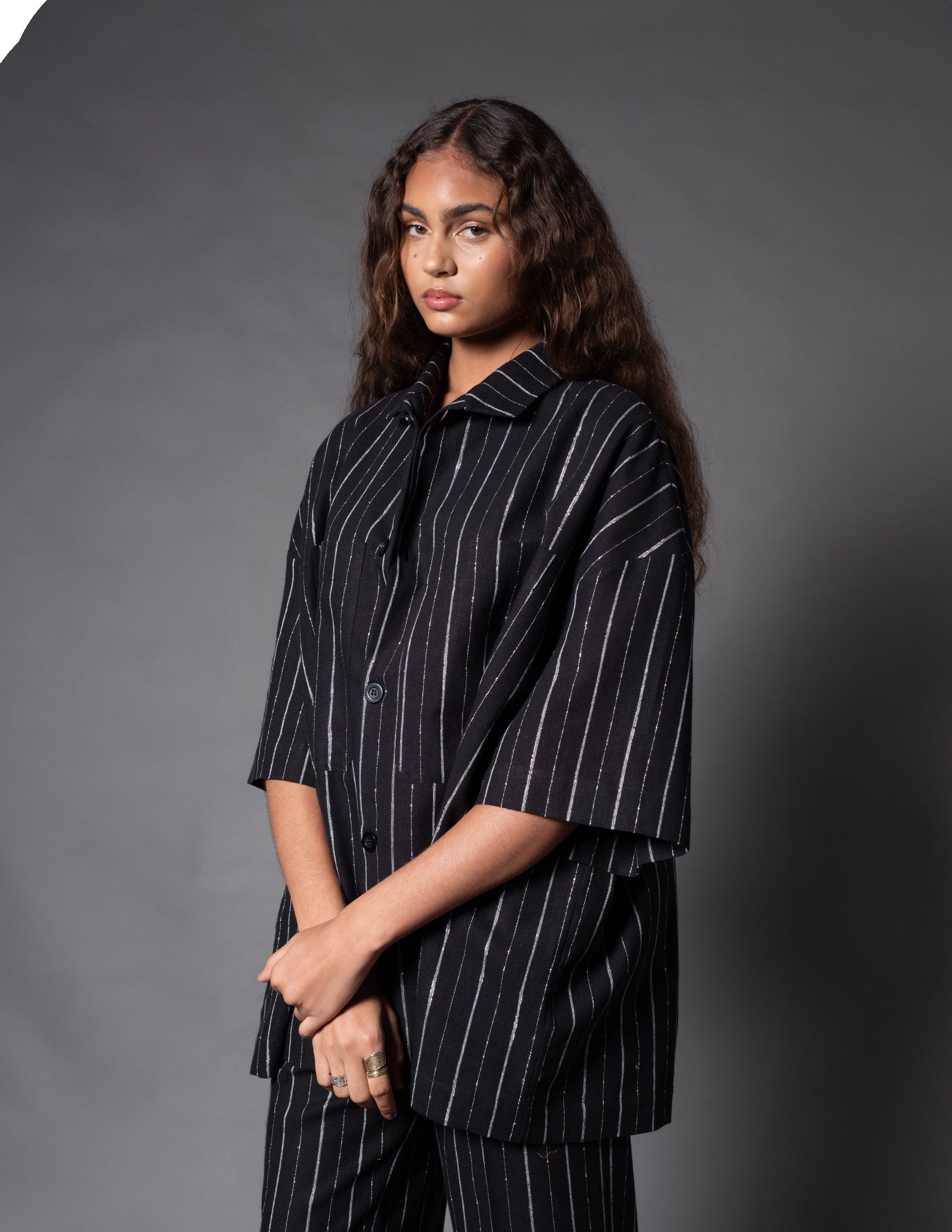 CAMISA PREÁ OVERSIZED RISCA DE GIZ