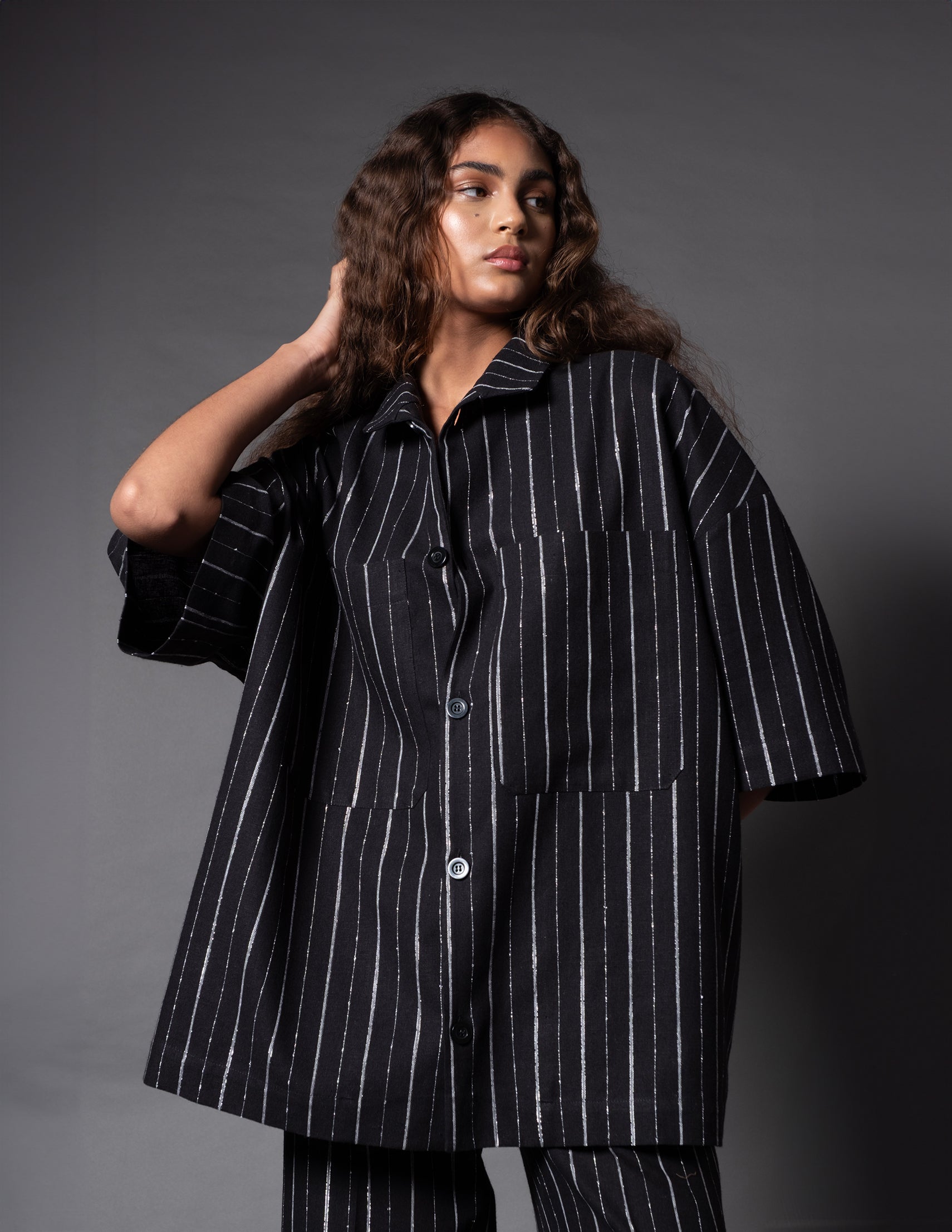 CAMISA PREÁ OVERSIZED RISCA DE GIZ