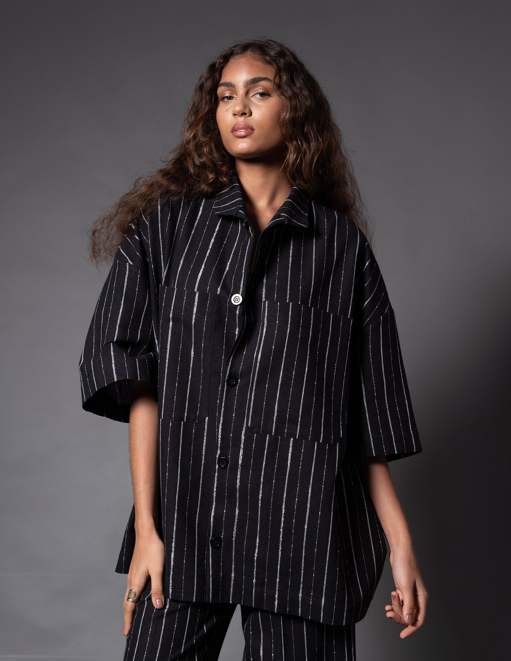 CAMISA PREÁ OVERSIZED RISCA DE GIZ